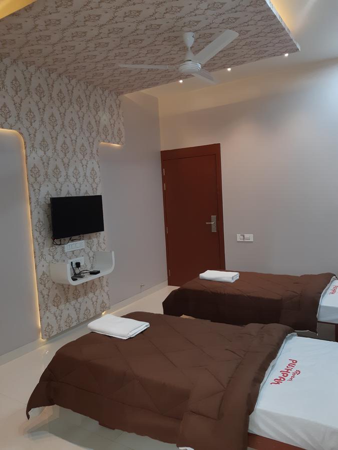 Hotel Pushpak Сатара Экстерьер фото