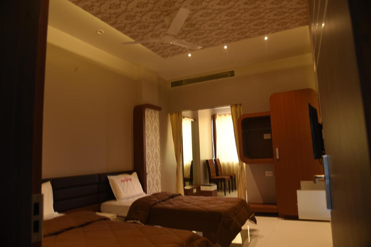 Hotel Pushpak Сатара Экстерьер фото