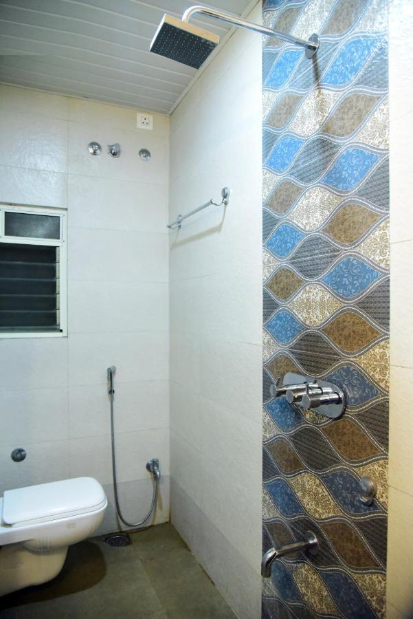 Hotel Pushpak Сатара Экстерьер фото