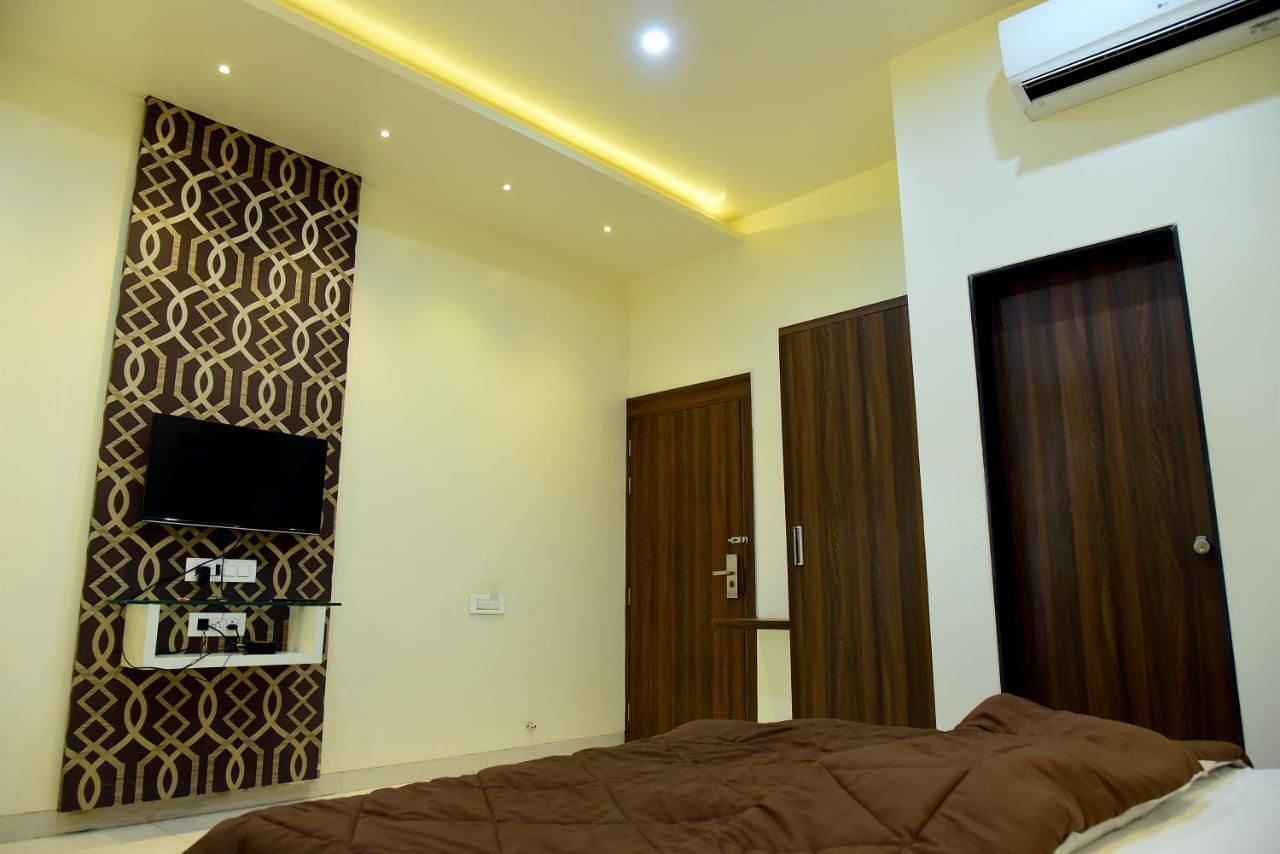 Hotel Pushpak Сатара Экстерьер фото