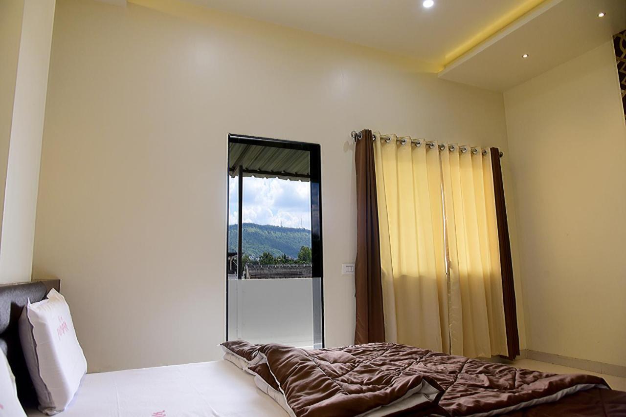 Hotel Pushpak Сатара Экстерьер фото