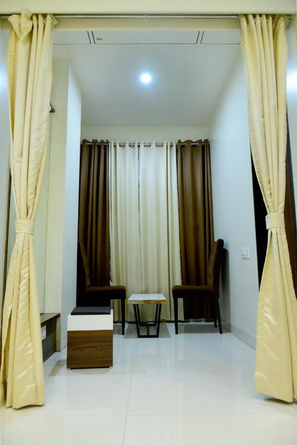 Hotel Pushpak Сатара Экстерьер фото