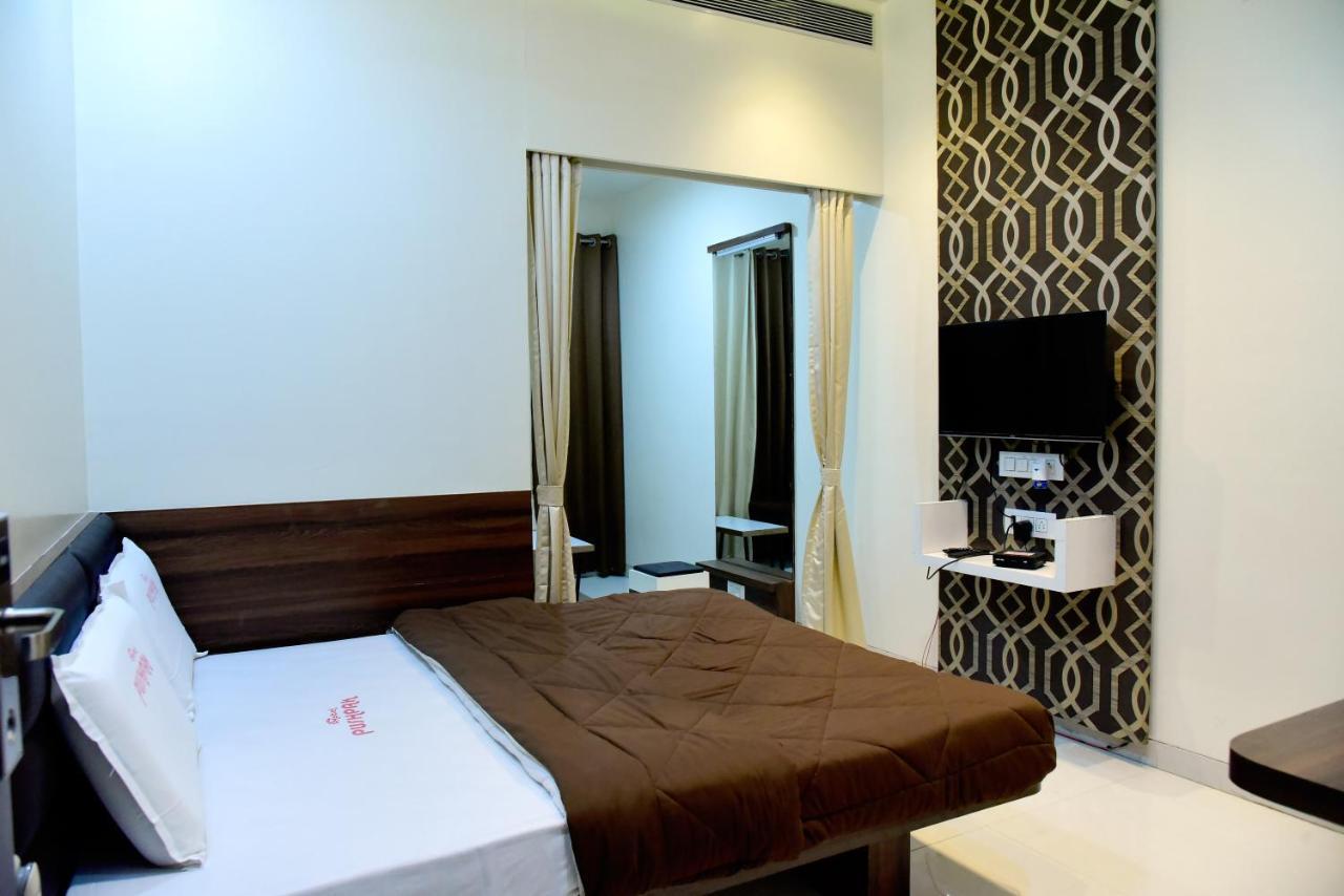 Hotel Pushpak Сатара Экстерьер фото